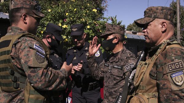 El ministro de Defensa de El Salvador, Francisco Merino, habla con comandantes del Ejército durante una operación de búsqueda de pandilleros en Soyapango, El Salvador, el 3 de diciembre de 2022.  - Sputnik Mundo