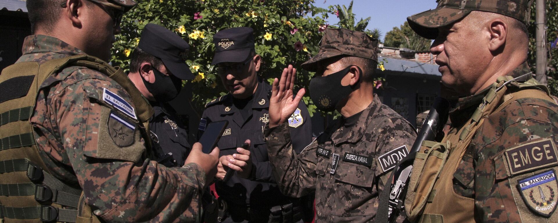 El ministro de Defensa de El Salvador, Francisco Merino, habla con comandantes del Ejército durante una operación de búsqueda de pandilleros en Soyapango, El Salvador, el 3 de diciembre de 2022. - Sputnik Mundo, 1920, 03.01.2023