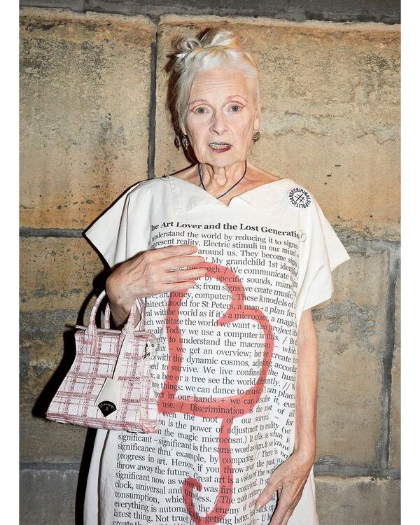 La diseñadora de moda Vivienne Westwood también murió el 29 de diciembre a los 81 años en Londres, Inglaterra, dejando un enorme legado en la moda del siglo XX y parte del XXI, sobre todo por haber encabezado las tendencias punk y new wave de las décadas de 1970 y 1980. - Sputnik Mundo