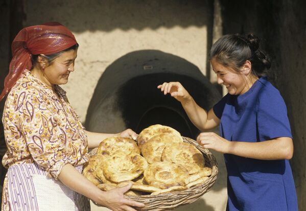 Mujeres en un pueblo de la RSS de Uzbekistán, 1987. - Sputnik Mundo
