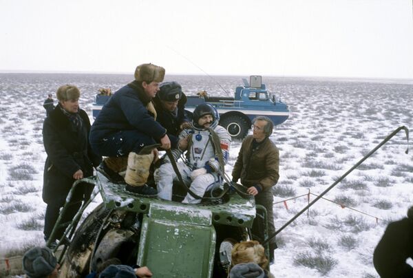 La Unión Soviética disponía de un enorme potencial científico y alcanzó el liderazgo en la industria espacial en la década de 1960. La población de la URSS estaba muy formada. La cultura y las artes soviéticas también alcanzaron el máximo nivel de desarrollo. En la URSS convivían pacíficamente personas de distintas nacionalidades y etnias.En la foto: Musá Manárov, miembro de la tripulación soviético-francesa de la nave espacial Soyuz TM-6, cosmonauta soviético tras aterrizar en las estepas de la RSS de Kazajistán en 1988. - Sputnik Mundo