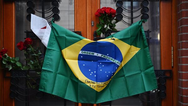 Flores ante la Embajada de Brasil en Moscú en homenaje a Pelé - Sputnik Mundo
