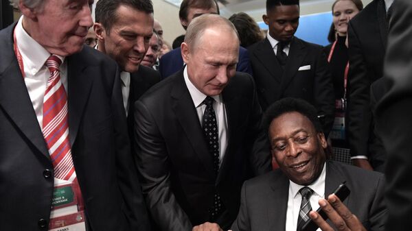 El presidente ruso, Vladímir Putin, en encuentro con la leyenda del fútbol mundial Pelé (archivo) - Sputnik Mundo