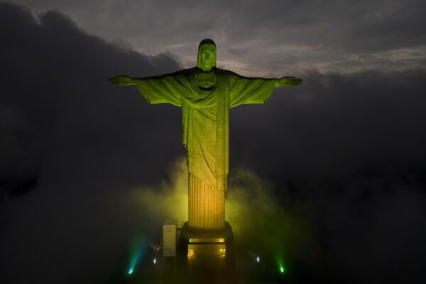 La estatua del Cristo Redentor en lo alto del cerro del Corcovado, en Río de Janeiro, iluminada con los colores de la bandera nacional brasileña en honor al legendario futbolista brasileño Pelé, fallecido el 29 de diciembre. - Sputnik Mundo