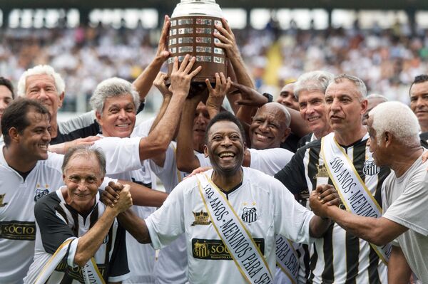 Pelé fue nombrado caballero en 1997 por la reina Isabel II de Gran Bretaña.En la foto: Pelé con sus compañeros de equipo en las celebraciones del centenario del Santos, 2012. - Sputnik Mundo