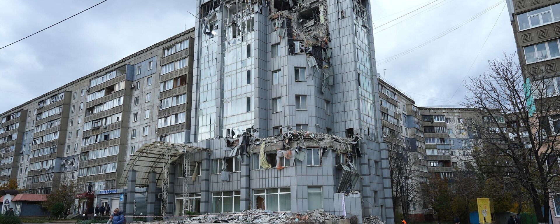 Edificio dañado por bombardeos Himars en Lugansk   - Sputnik Mundo, 1920, 28.05.2023