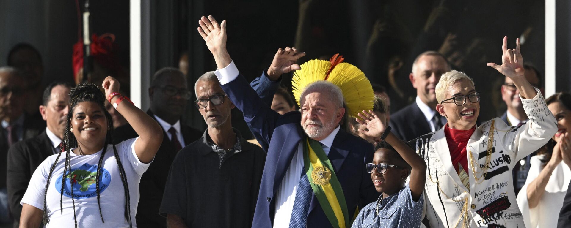 El presidente de Brasil, Luiz Inácio Lula da Silva, rodeado de los ciudadanos elegidos para entregarle la banda presidencial - Sputnik Mundo, 1920, 02.01.2023
