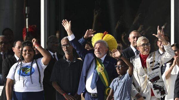 El presidente de Brasil, Luiz Inácio Lula da Silva, rodeado de los ciudadanos elegidos para entregarle la banda presidencial - Sputnik Mundo
