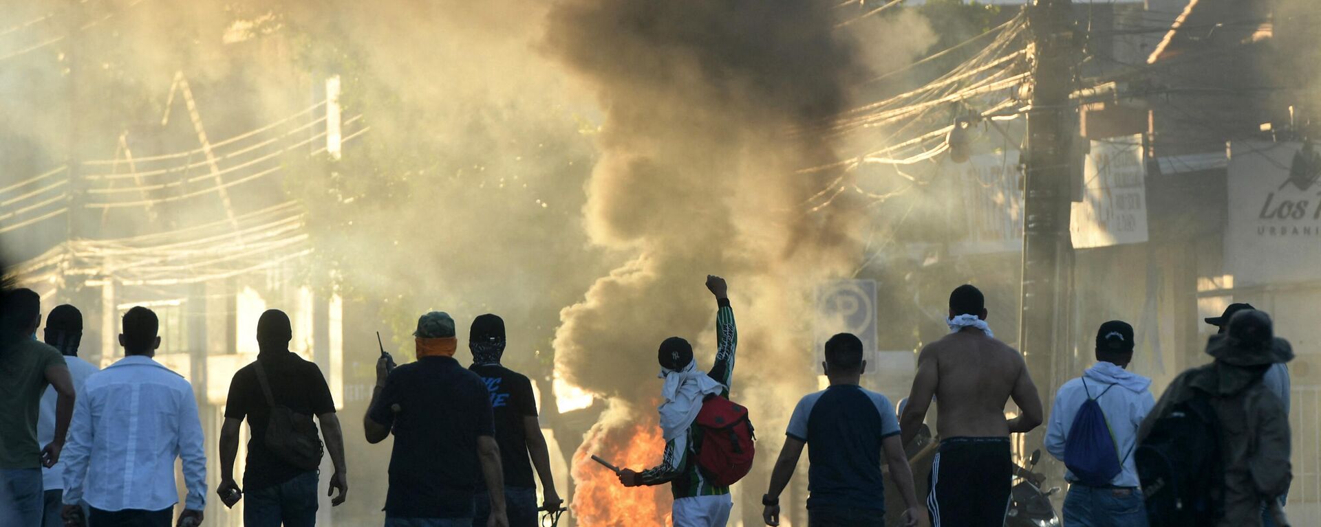 Manifestantes chocan con la Policía antidisturbios en los alrededores del Departamento de Policía de Santa Cruz, el 30 de diciembre de 2022.  - Sputnik Mundo, 1920, 03.01.2023