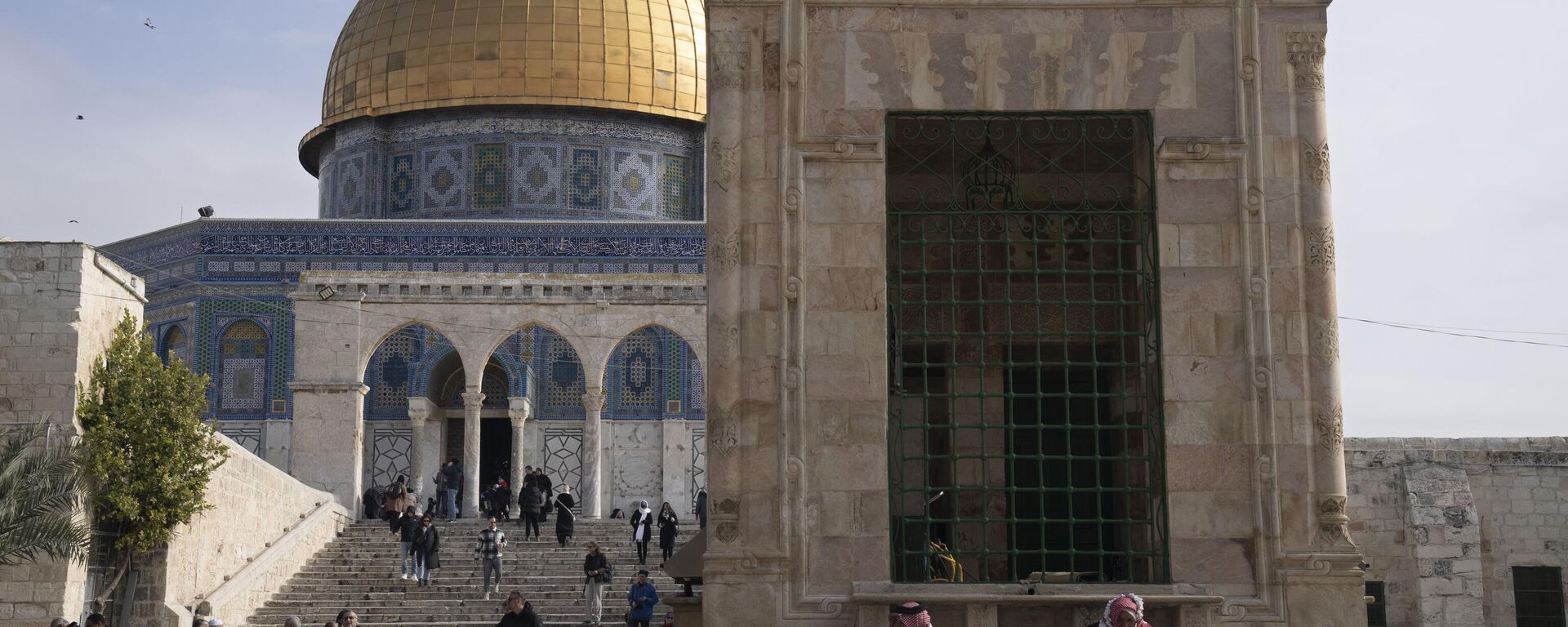 Palestinos descansan en los escalones del recinto de la mezquita de Al-Aqsa, en la Ciudad Vieja de Jerusalén, el martes 3 de enero de 2023.  - Sputnik Mundo, 1920, 03.01.2023