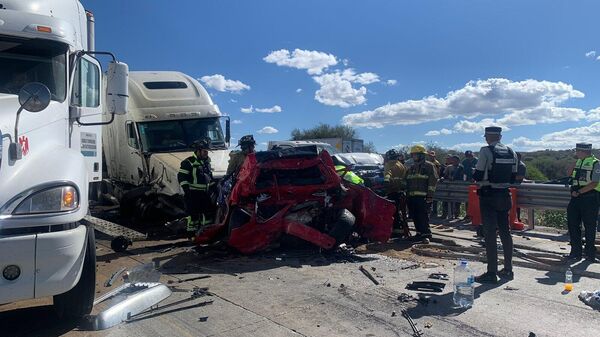 Un accidente en una carretera federal mexicana, en el estado de Querétaro - Sputnik Mundo