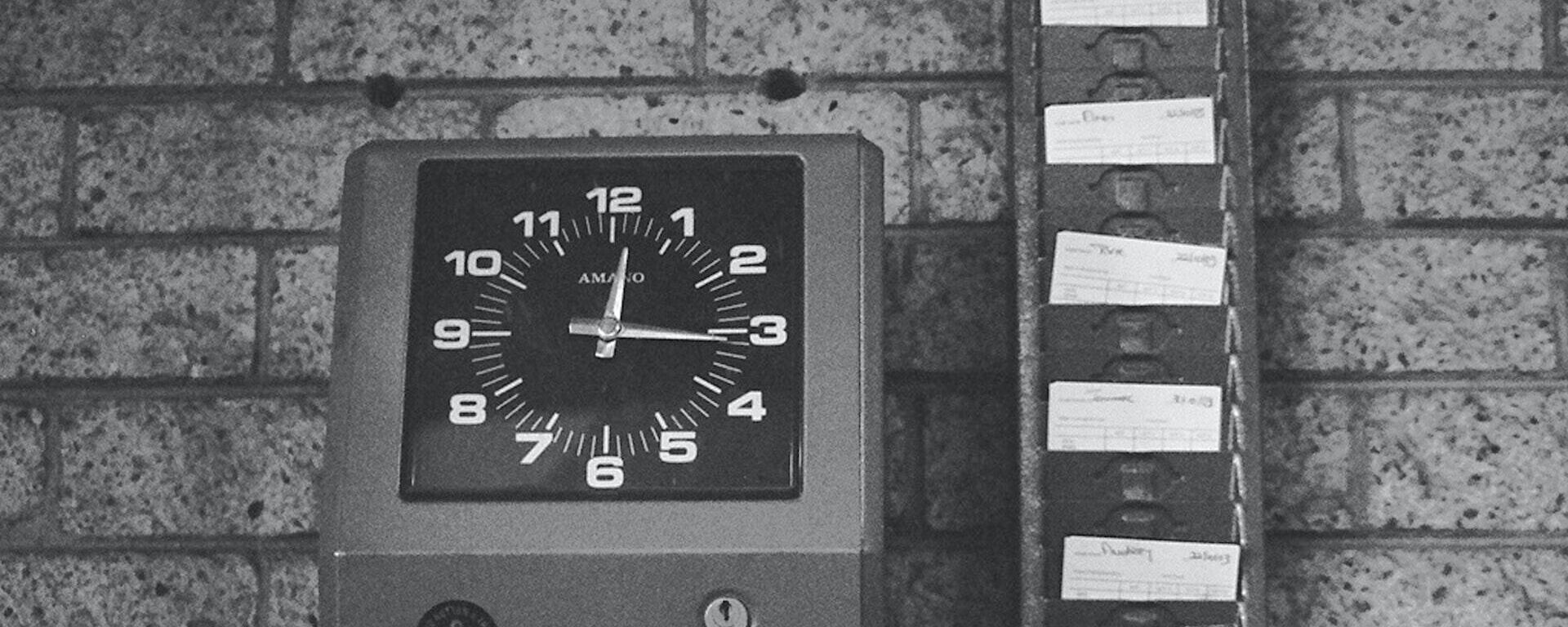 Reloj para marcar el horario de trabajo (imagen referencial) - Sputnik Mundo, 1920, 05.05.2023