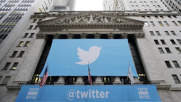 Una pancarta con el logo de Twitter cuelga de la fachada de la Bolsa de Nueva York  - Sputnik Mundo