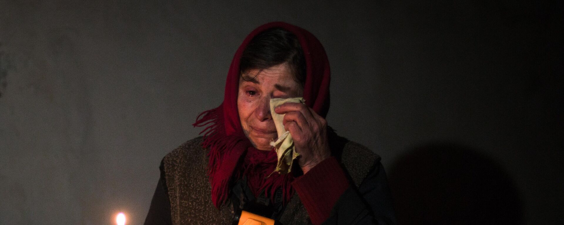 Una mujer de Donetsk llora - Sputnik Mundo, 1920, 08.08.2022