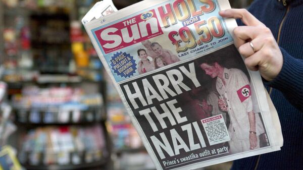 Un hombre lee, el 13 de enero de 2005 en París, el tabloide británico The Sun en el que aparece Harry, de 20 años, vestido con una esvástica, emblema del partido nazi alemán.  - Sputnik Mundo