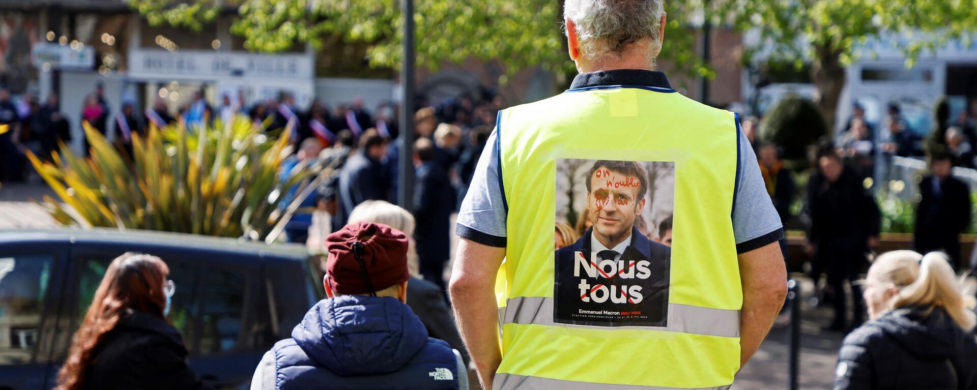 Manifestante del movimiento de los chalecos amarillos con una imagen contra el presidente de Francia, Emmanuel Macron. - Sputnik Mundo, 1920, 08.01.2023