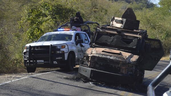 Vehículo destruido en una carretera cerca de Jesús María, México. - Sputnik Mundo