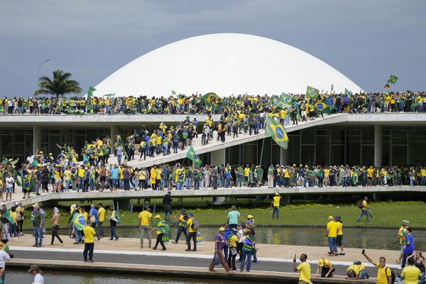 Informan que más de 100 autobuses con simpatizantes de Bolsonaro habrían llegado a Brasilia antes de las protestas del domingo.En la foto: simpatizantes de Bolsonaro asaltan el edificio del Congreso Nacional. - Sputnik Mundo