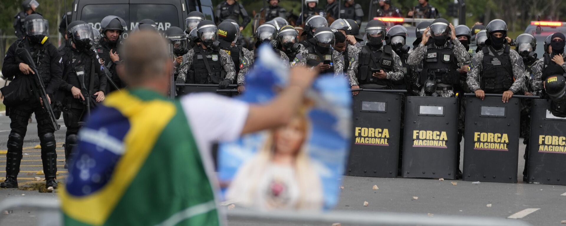 Un manifestante, partidario del expresidente de Brasil Jair Bolsonaro, enfrentado a la policía brasileña - Sputnik Mundo, 1920, 11.04.2023