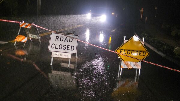 La inundación y una carretera cerrada al tráfico en Montecito - Sputnik Mundo