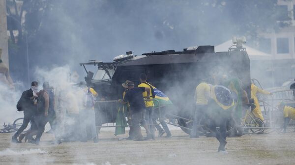 Protestas durante el asalto en Brasilia a las sedes de los tres poderes del Estado - Sputnik Mundo