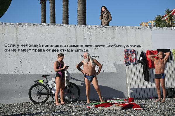 Veraneantes en una playa de Sochi, Rusia. - Sputnik Mundo