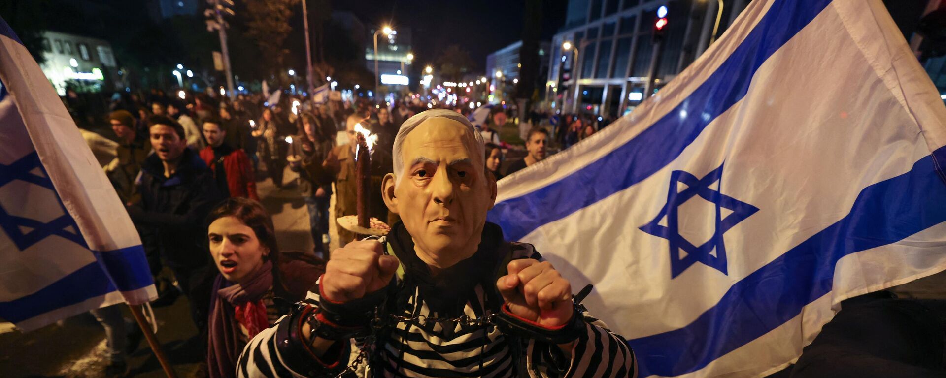 Un manifestante porta una máscara de Benjamín Netanyahu durante las protestas en Tel Aviv del 14 de enero de 2023 - Sputnik Mundo, 1920, 29.01.2023