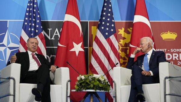 El presidente turco Recep Tayyip Erdogan y el presidente estadounidense Joe Biden en la Cumbre de la OTAN en Madrid - Sputnik Mundo