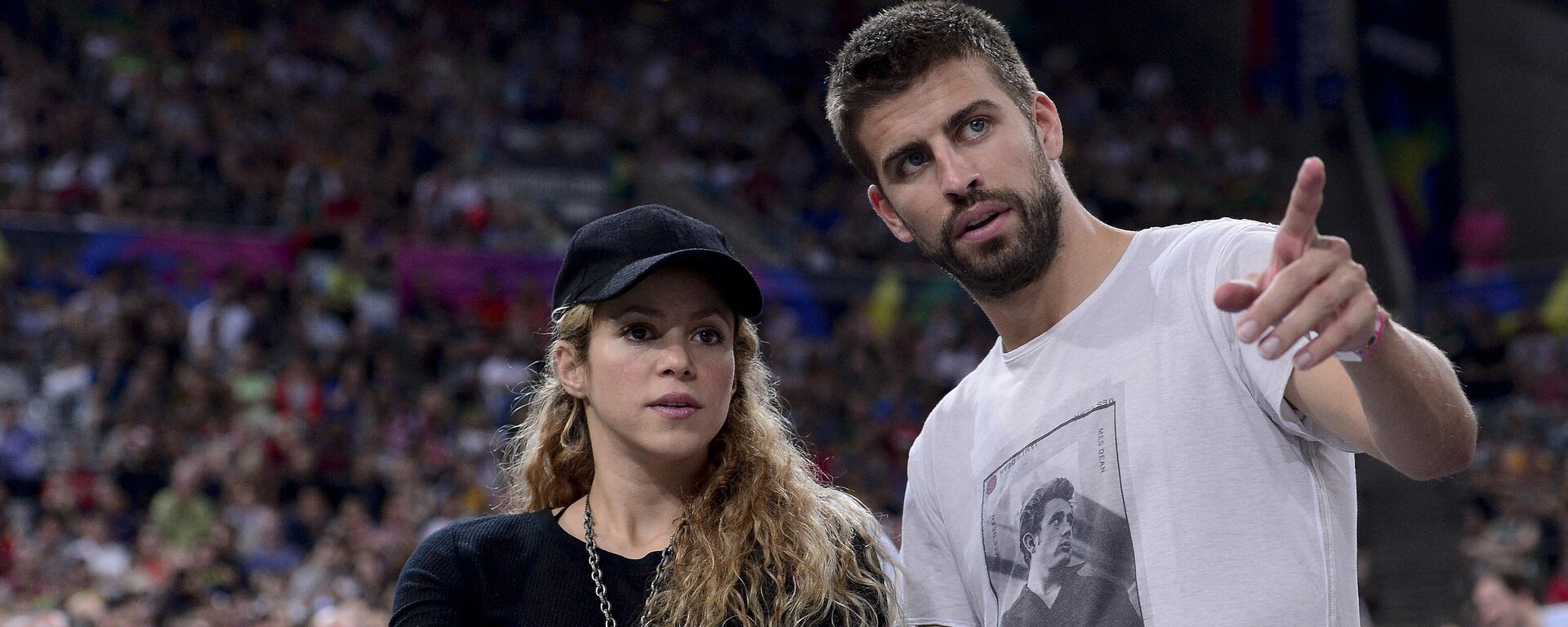 La cantante Shakira y el futbolista Gerard Piqué cuando eran pareja durante un partido de basquetbol de 2014. - Sputnik Mundo, 1920, 16.01.2023