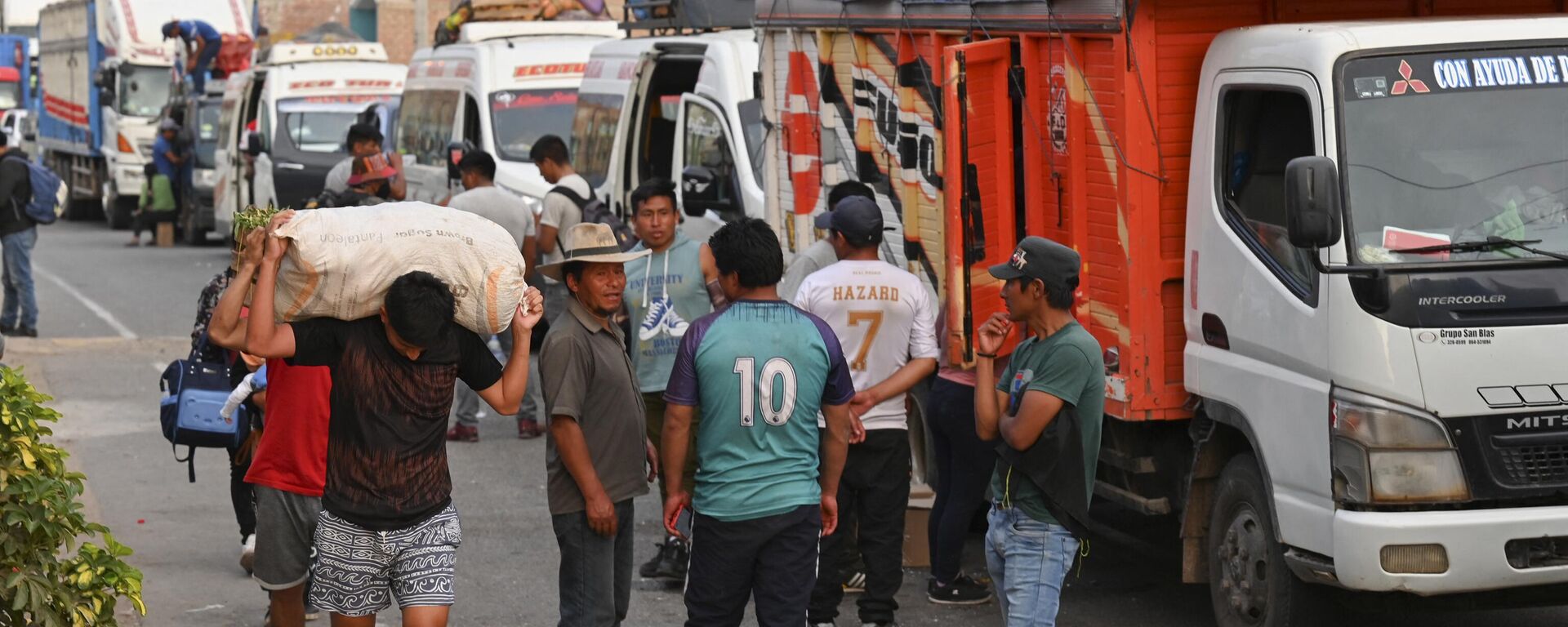 Personas esperan durante un bloqueo en una vía de la localidad de Humay, Perú. - Sputnik Mundo, 1920, 17.01.2023