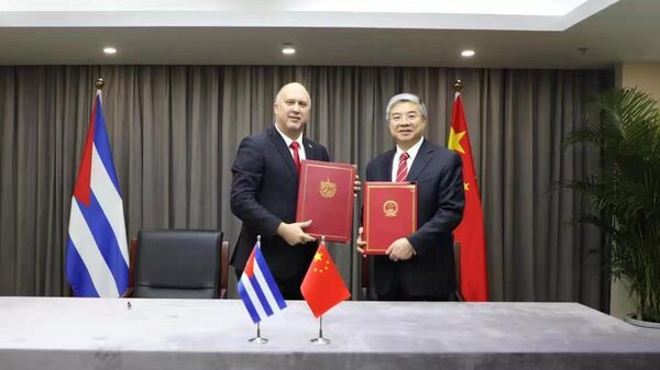 La suscripción de un convenio de cooperación entre el embajador cubano en China, Carlos Miguel Pereira, y el vicepresidente de la Agencia de Cooperación Internacional para el Desarrollo de China, Tang Wenhong - Sputnik Mundo