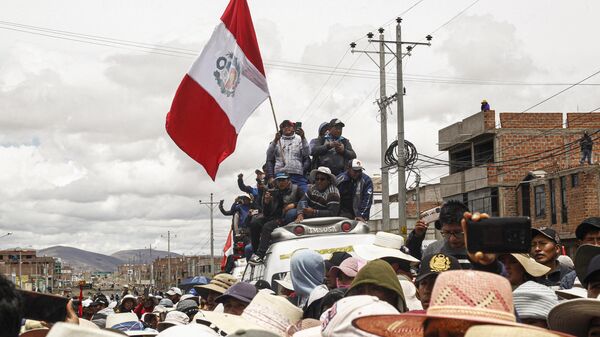 Manifestantes de Puno, rumbo a Lima a protestar contra el Gobierno de Dina Boluarte en Perú - Sputnik Mundo