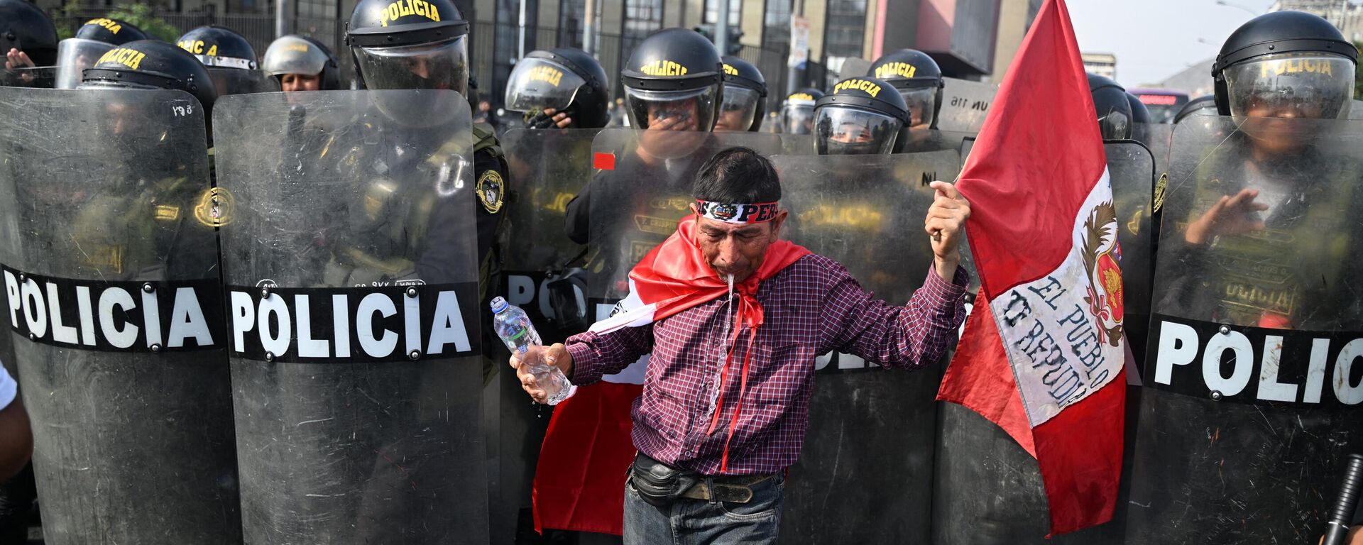 Un manifestante escupe agua frente a la policía durante una protesta contra Dina Boluarte en Lima el 19 de enero de 2023, durante La Toma del Lima - Sputnik Mundo, 1920, 19.01.2023