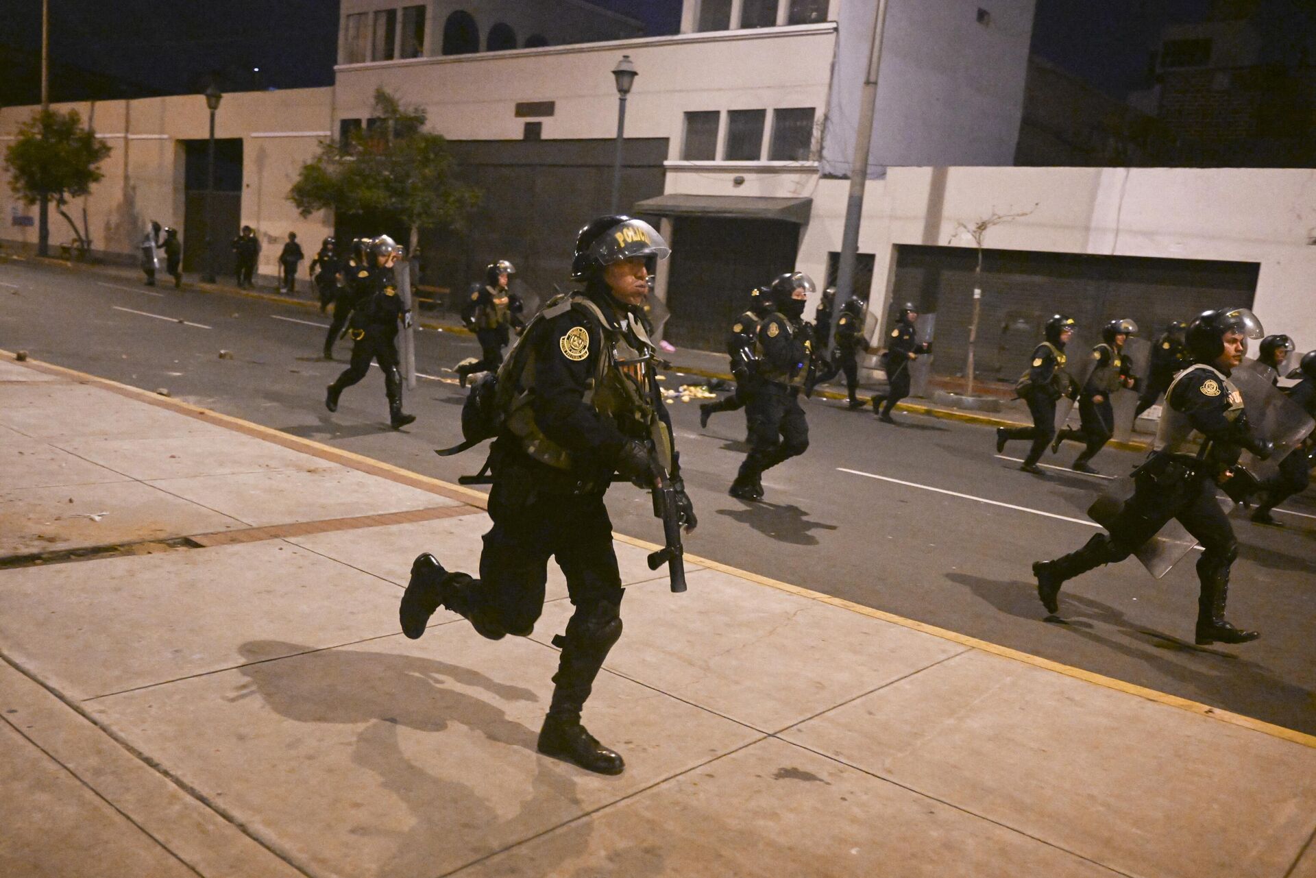 La Policía peruana contiene a los manifestantes durante las protestas de Lima del 19 de enero de 2023 en contra de la presidenta Dina Boluarte - Sputnik Mundo, 1920, 20.01.2023
