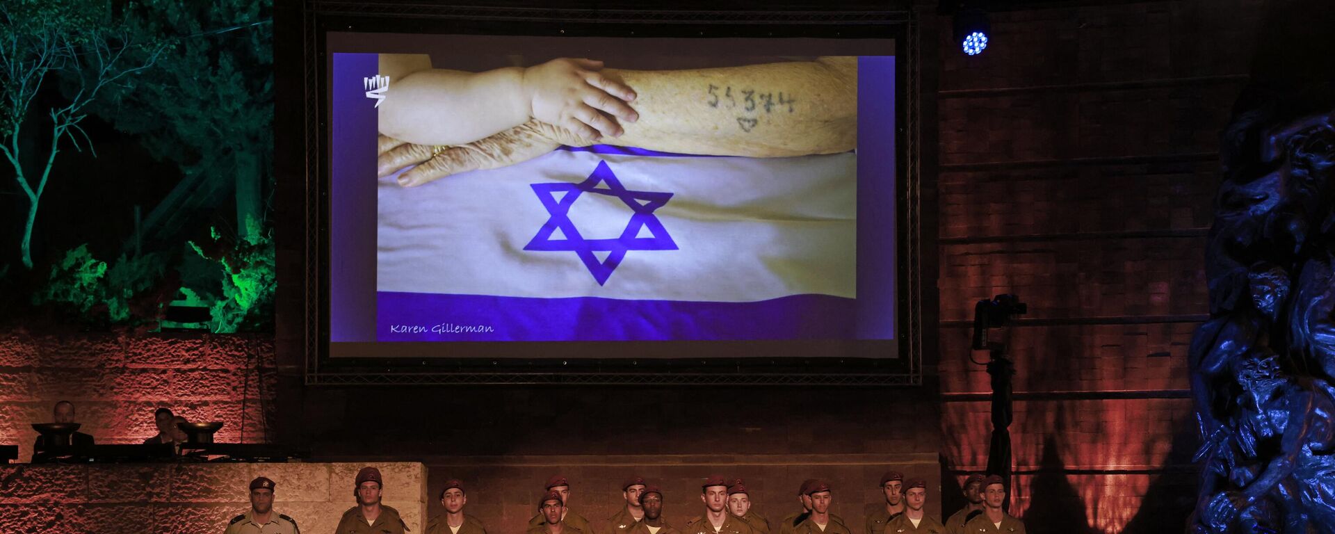 Soldados israelíes durante una ceremonia para conmemorar el Día del Recuerdo del Holocausto en el memorial del Holocausto Yad Vashem de Israel en Jerusalén, el 27 de abril de 2022. - Sputnik Mundo, 1920, 20.01.2023
