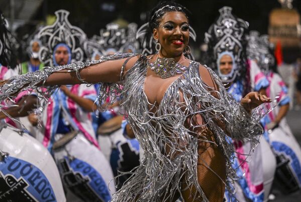 El carnaval uruguayo no es tan conocido como el brasileño, pero su popularidad crece cada año. - Sputnik Mundo