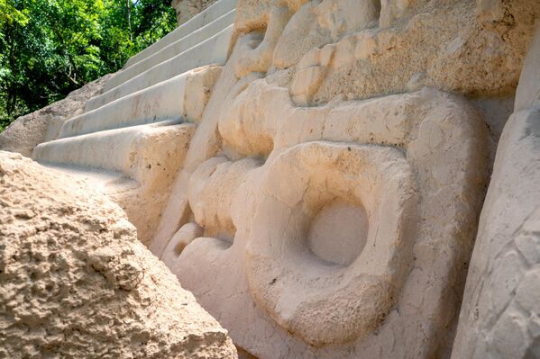 La civilización maya es una de las más antiguas de la Tierra. Se cree que el inicio de su formación se remonta al año 2000 a.C. En la foto: restos del templo de la Garra del Jaguar en la antigua ciudad de El Mirador, en el norte de Guatemala. - Sputnik Mundo