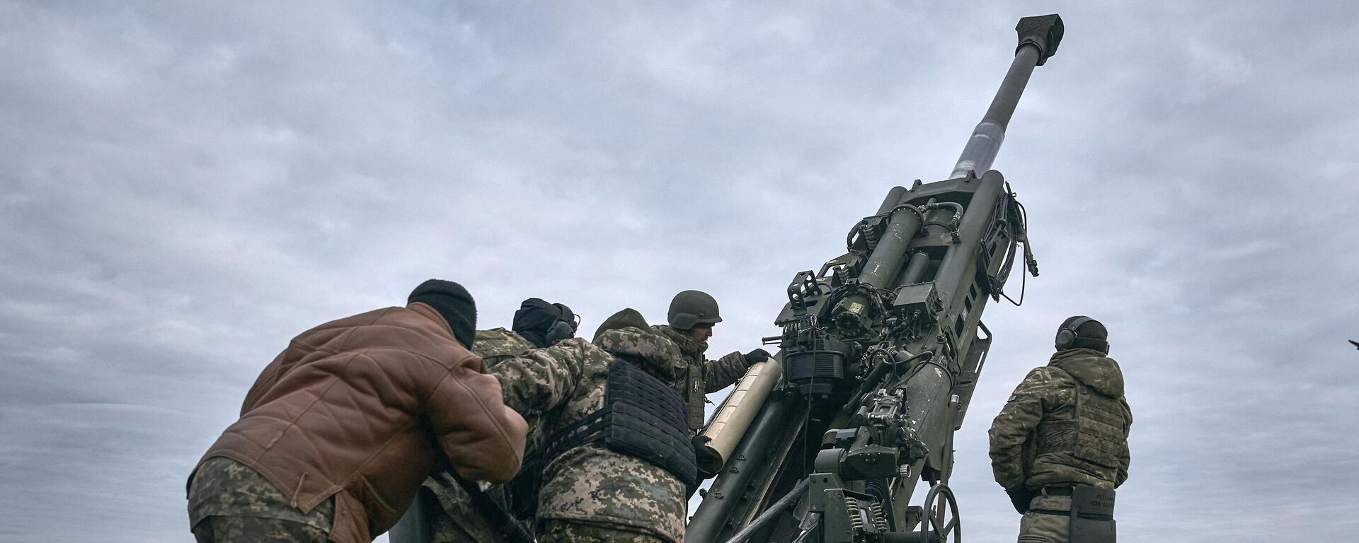 Militares ucranianos operan un sistema de artillería estadounidense M777 en la región de Jersón el 9 de enero de 2023 - Sputnik Mundo, 1920, 26.05.2023