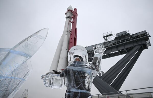 Una mujer toma una fotografía durante una presentación de esculturas de hielo en la Exposición de los logros de la economía nacional (VDNJ por sus siglas en ruso) en la capital rusa de Moscú. - Sputnik Mundo