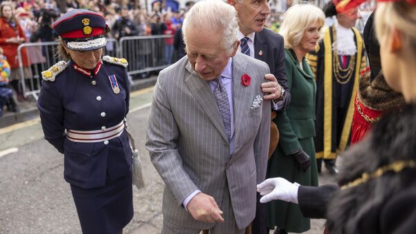 El rey Carlos III del Reino Unido reacciona tras el lanzamiento de un huevo en su dirección  - Sputnik Mundo