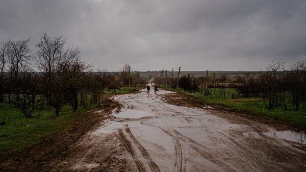 Dos personas caminan en la región de Jersón, el 30 de diciembre de 2022, durante el conflicto en Ucrania - Sputnik Mundo