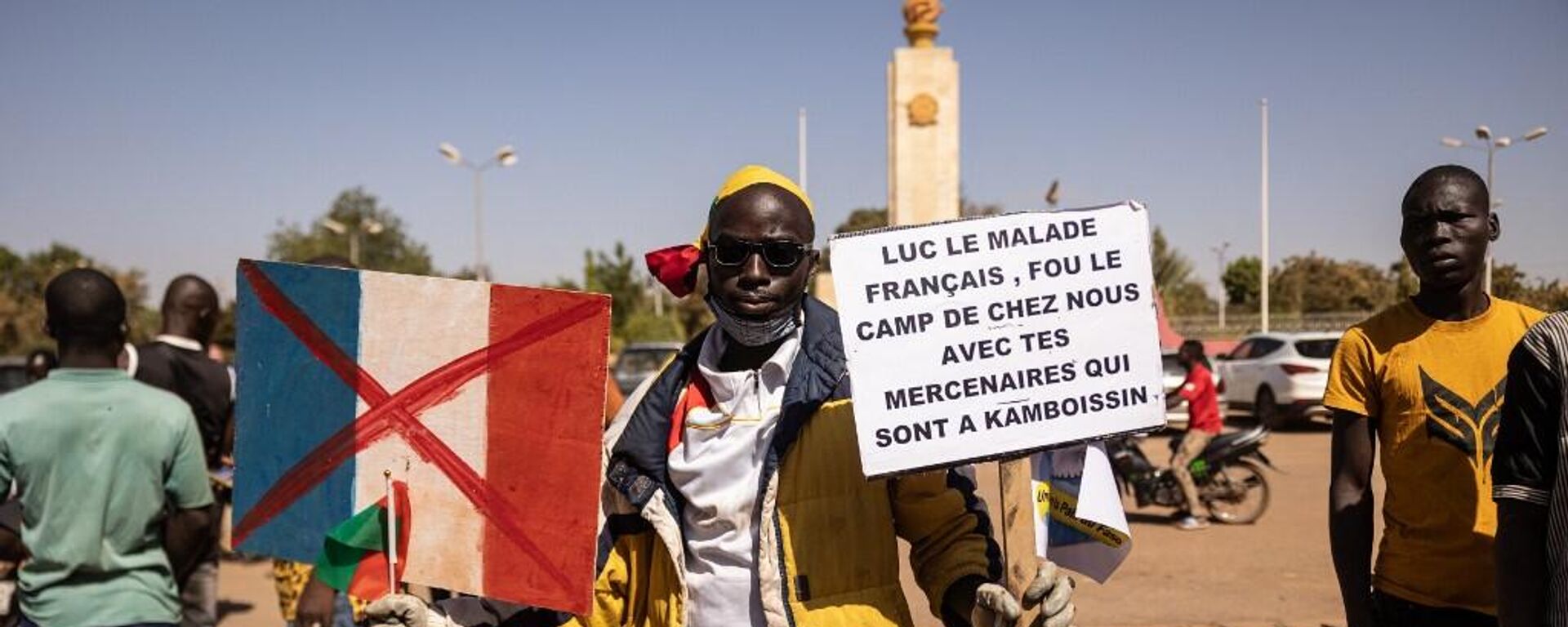 Un hombre sostiene una pancarta durante una protesta de apoyo al presidente de Burkina Faso, Ibrahim Traore, y para exigir la salida del embajador y del Ejército de Francia, en Uagadugú, el 20 de enero de 2023.  - Sputnik Mundo, 1920, 21.01.2023