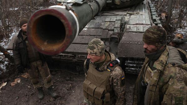 Militares ucranianos junto a un tanque en la línea del frente en Lugansk, el 12 de enero de 2023 - Sputnik Mundo