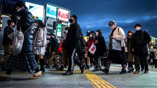 Personas caminan por la acera en el barrio tokiota de Shinjuku   - Sputnik Mundo