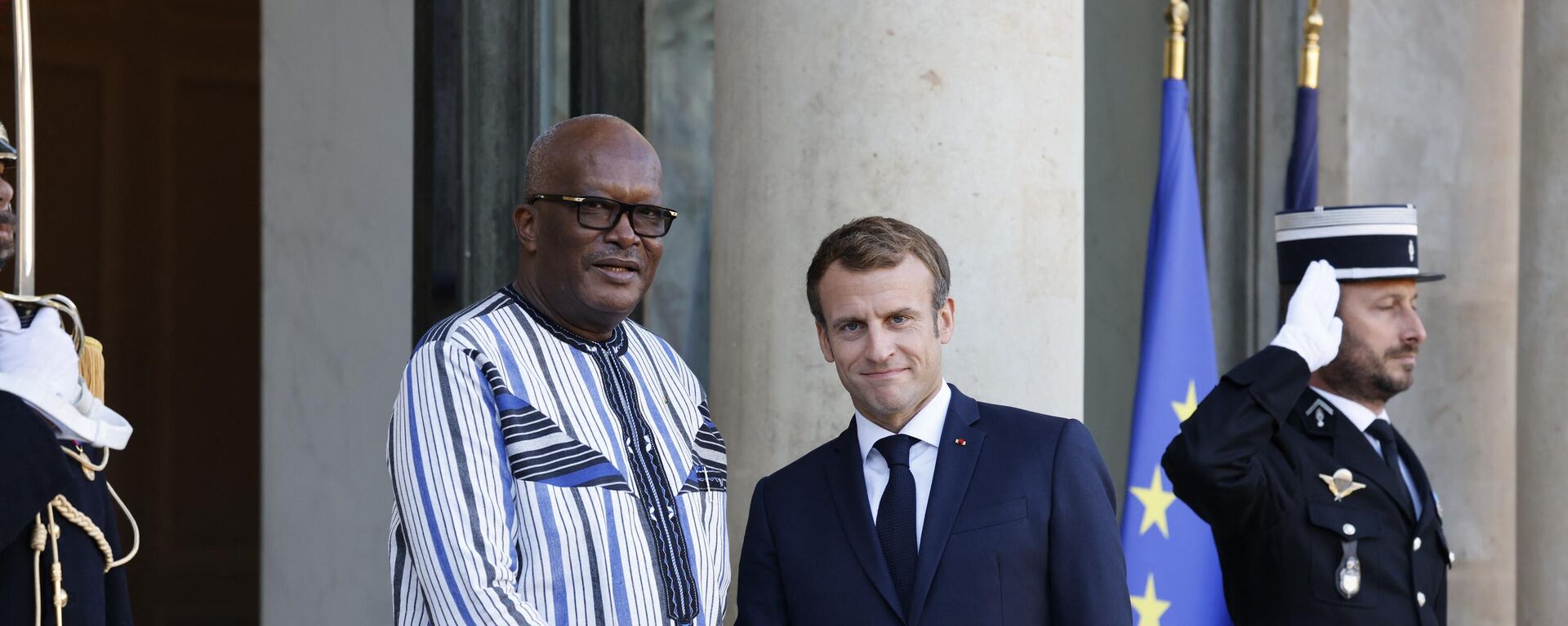 El presidente francés, Emmanuel Macron, con el expresidente de Burkina Faso, Marc Christian Kabore, durante una reunión en París en noviembre de 2021 - Sputnik Mundo, 1920, 23.01.2023
