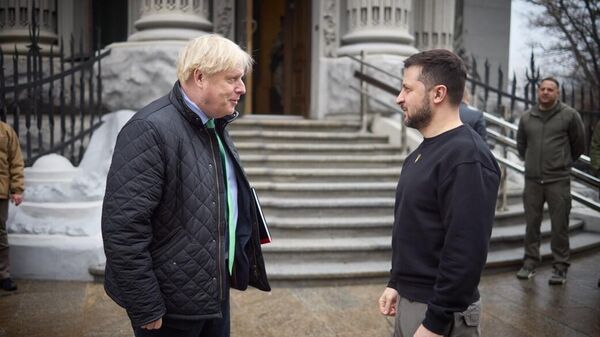El ex primer ministro británico, Boris Johnson, con el presidente ucraniano, Volodímir Zelenski, en Kiev, Ucrania - Sputnik Mundo