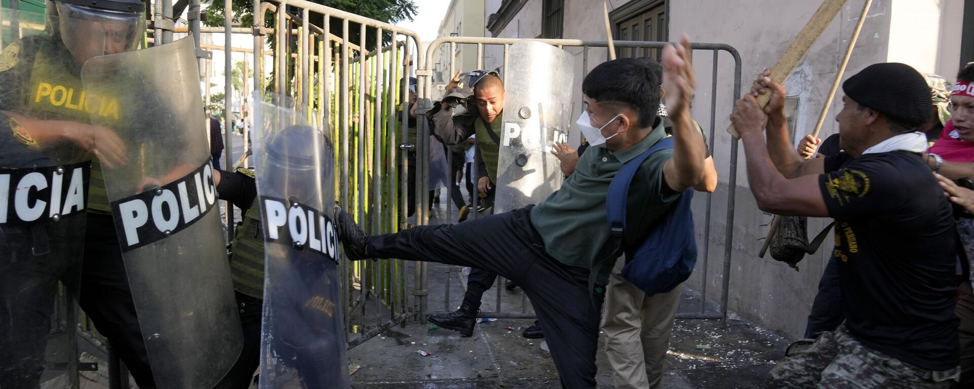 Manifestantes se enfrentan a la Policía en Lima. - Sputnik Mundo, 1920, 25.01.2023