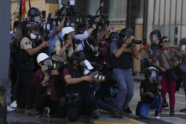 El 24 de enero, la dirigente se dirigió a los manifestantes en una rueda de prensa que fue difundida en sus redes sociales. Anteriormente, el 20 de enero, pronunció un discurso por televisión en el que se declaró dispuesta a dialogar con los manifestantes.En la foto: periodistas graban las protestas antigubernamentales en Lima. - Sputnik Mundo