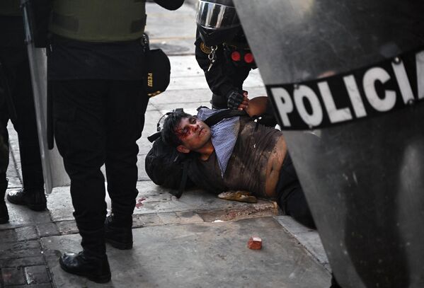 Anteriormente, el 21 de enero, la Policía peruana detuvo a 200 personas mientras dispersaba un campamento en el campus de la Universidad Metropolitana de San Marcos, instalado por manifestantes llegados a Lima desde todo el país. - Sputnik Mundo
