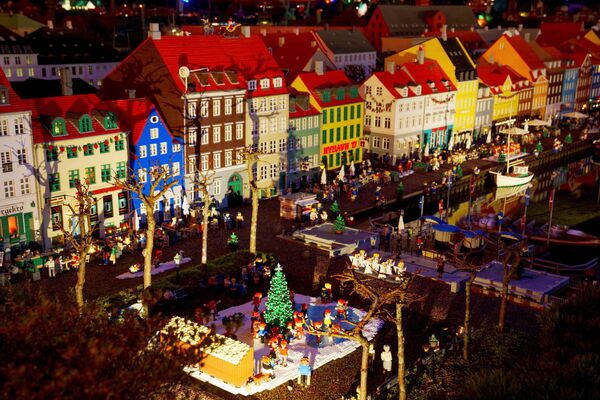 Desde hace décadas, el Día Internacional de Lego une a los aficionados a la construcción.En la foto: casas construidas con Lego en el parque temático Legoland en Billund, Dinamarca. - Sputnik Mundo